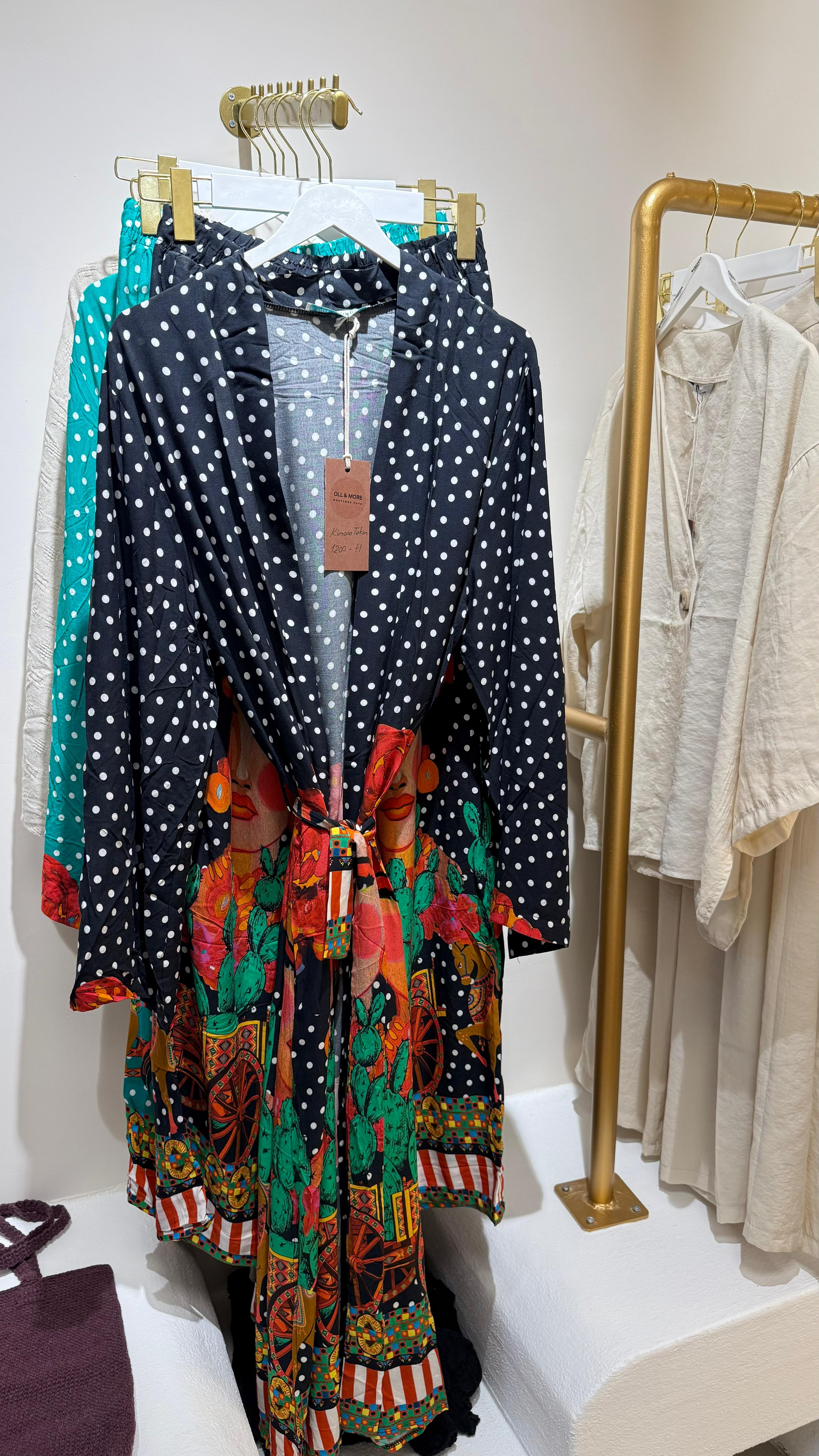 Siyah üzerine puantiyeli, renkli desenli bohem kimono